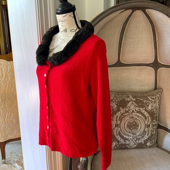 NWT Red Button Up Cardigan Sweater with Faux Fur Collar M - Picture 3 of 4